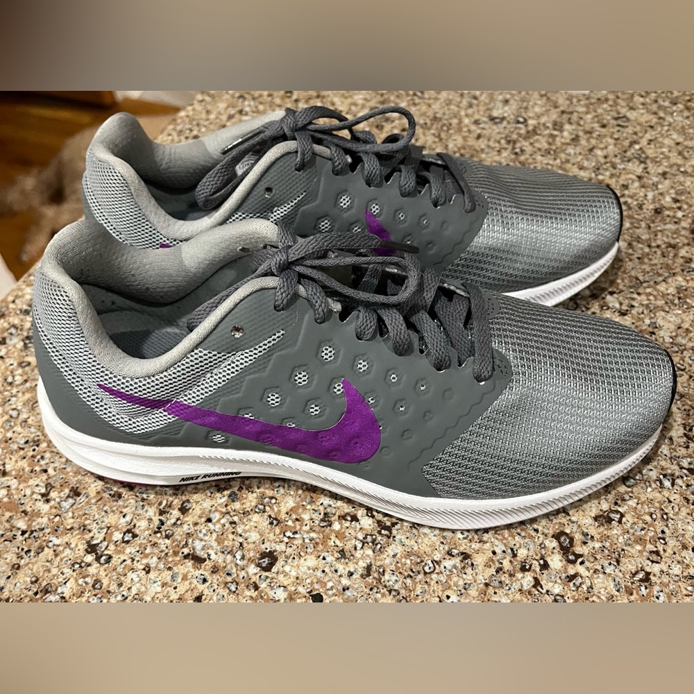 Nike downshifter 7 woman’s sneaker size:7 us